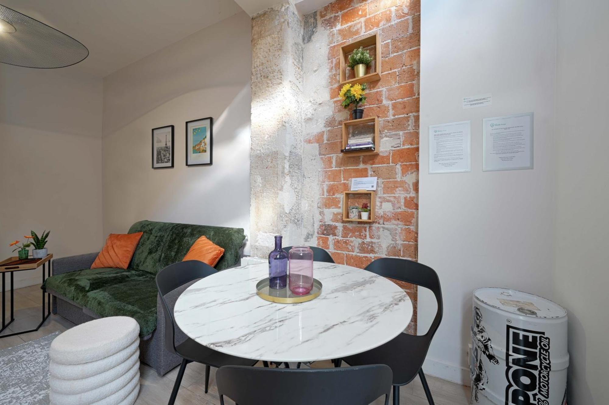 A Modern Situated Just A Few Steps From The Canal Saint Martin Apartment *